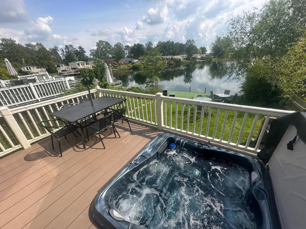 Lakeside Retreat 3 with hot tub, private fishing peg situated at Tattershall Lakes Country Park - Chambres d'hôtes Tattershall