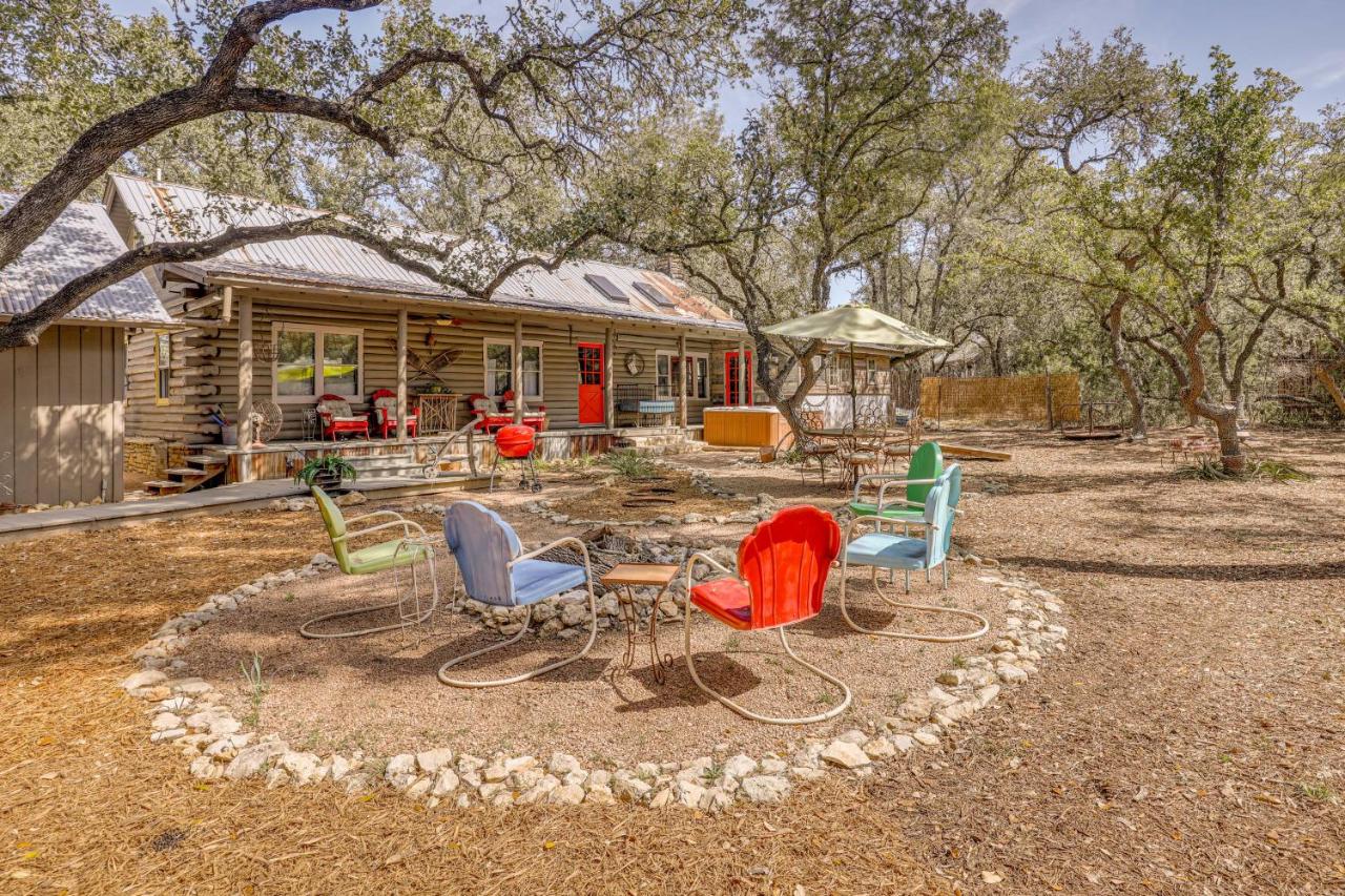 Hot Tub and Yard! Inn the Woods Wimberley Cabin - Chambres d’hôtes Wimberley