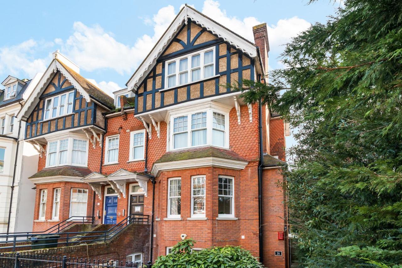 Stylish Seaside Apartment Minutes from Beach - B&B Eastbourne