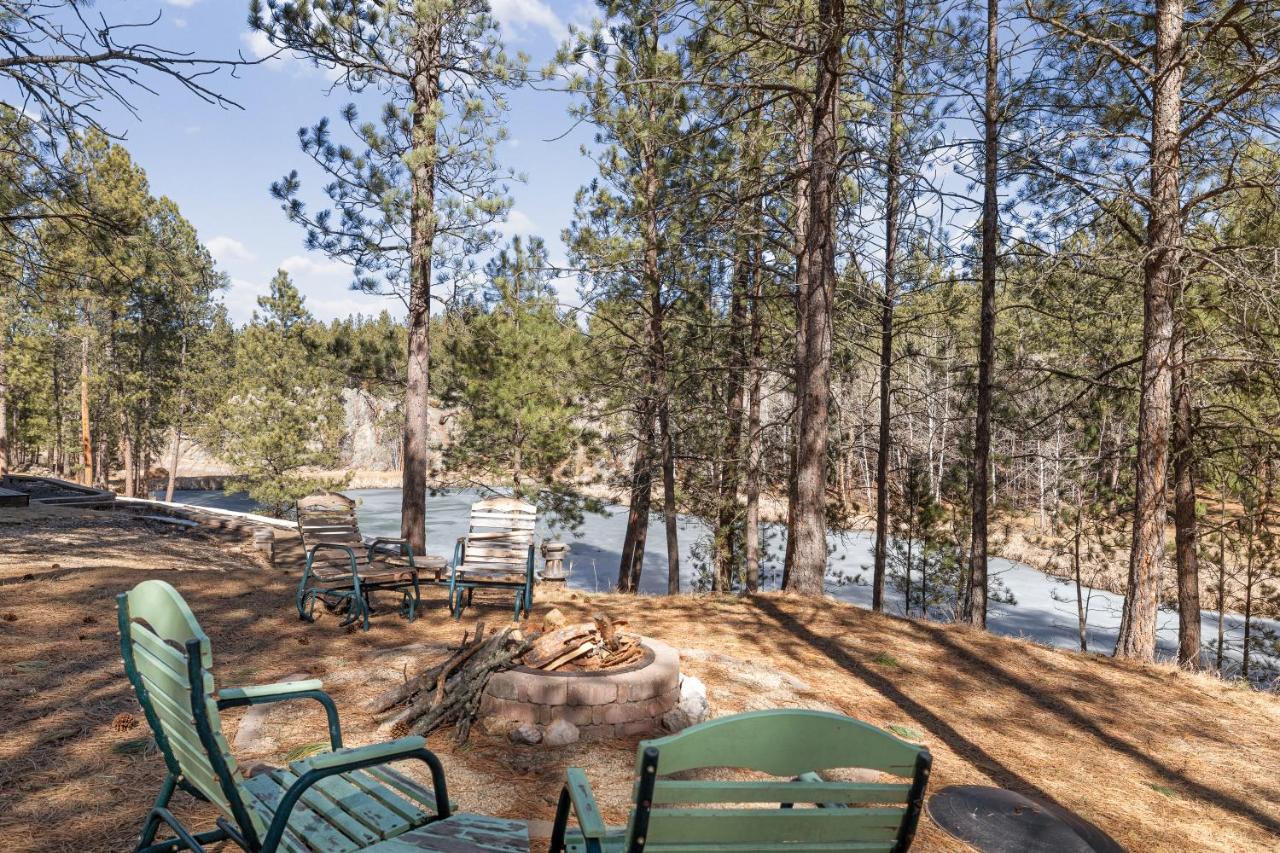 Beaver Lake Pond & Pines Cabin - Bed and Breakfast Custer