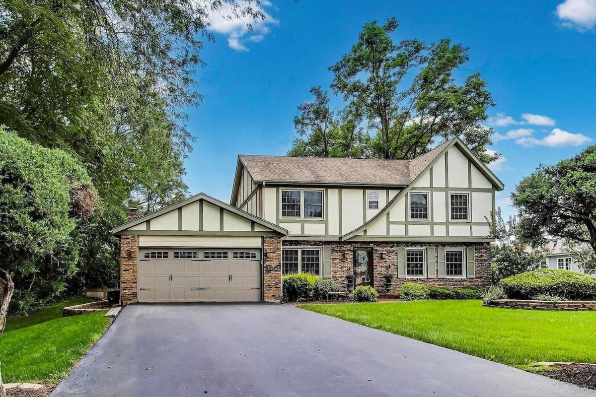 Elegant 4BR Tudor Retreat Spacious, Peaceful! - B&B Naperville
