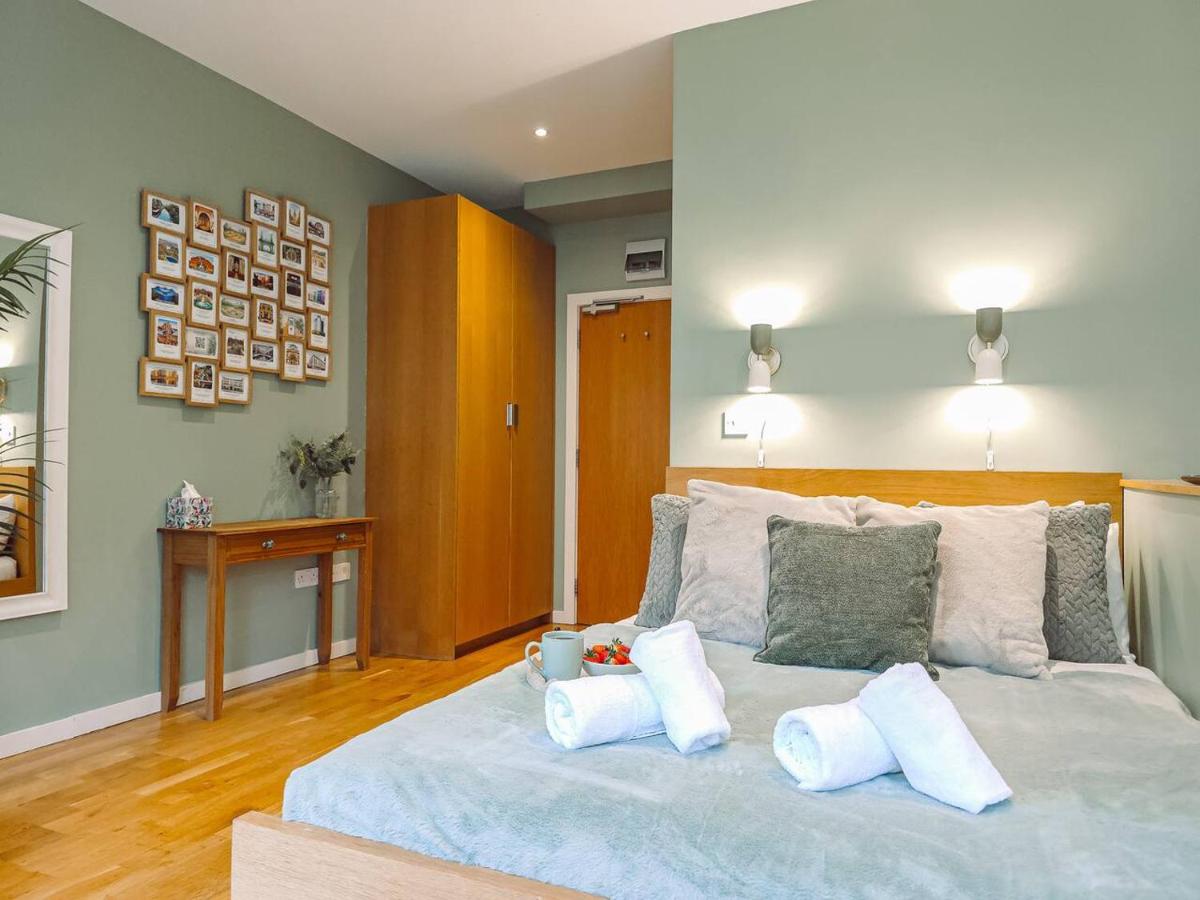 Bright Studio by Kensington Olympia | Fast Wi-Fi - B&B London