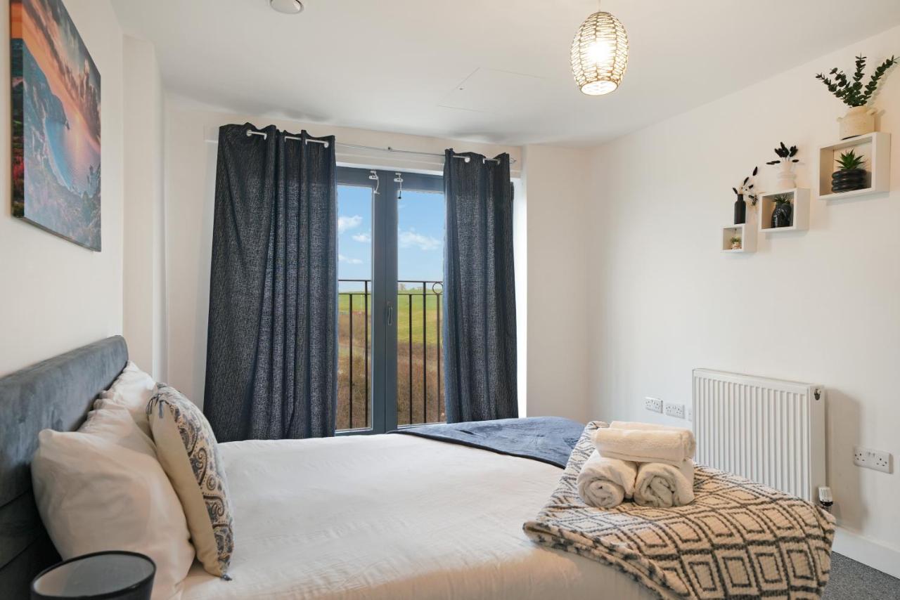 Heathrow Gateway Apartments with Underground Parking - Chambres d’hôtes Colnbrook