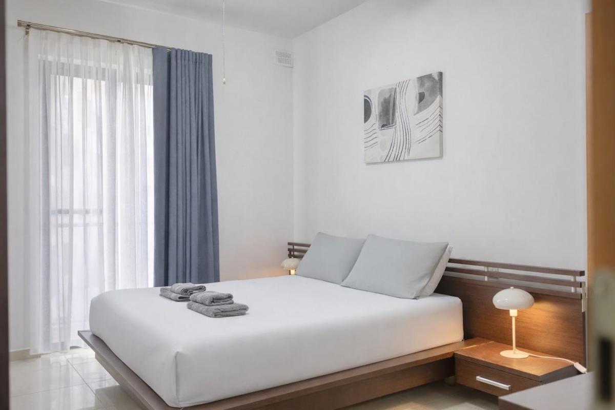 St Pauls Bright Apartment with Balcony - B&B San Pawl il-Bahar