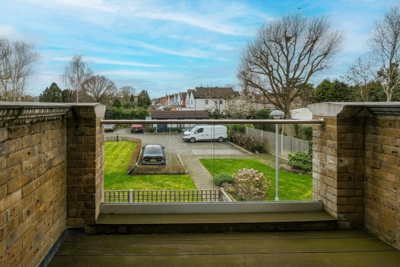 The Isleworth 2BR 2BA with Gated Parking & Balcony - B&B Isleworth