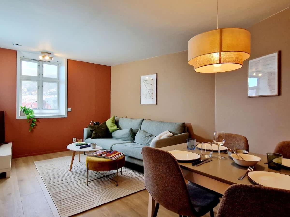 Heart of Bergen Great view from patio Renovated - Chambres d'hôtes Bergen
