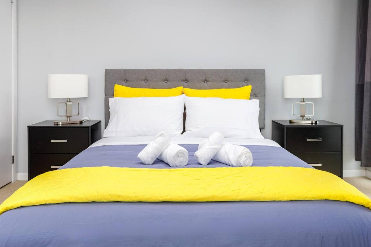 Designer Condo CN View| Downtown+Parking - Bed and Breakfast Toronto