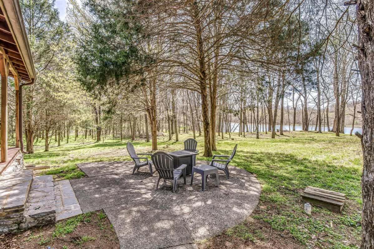 Luxury Lakefront Cabin - B&B Castalian Springs