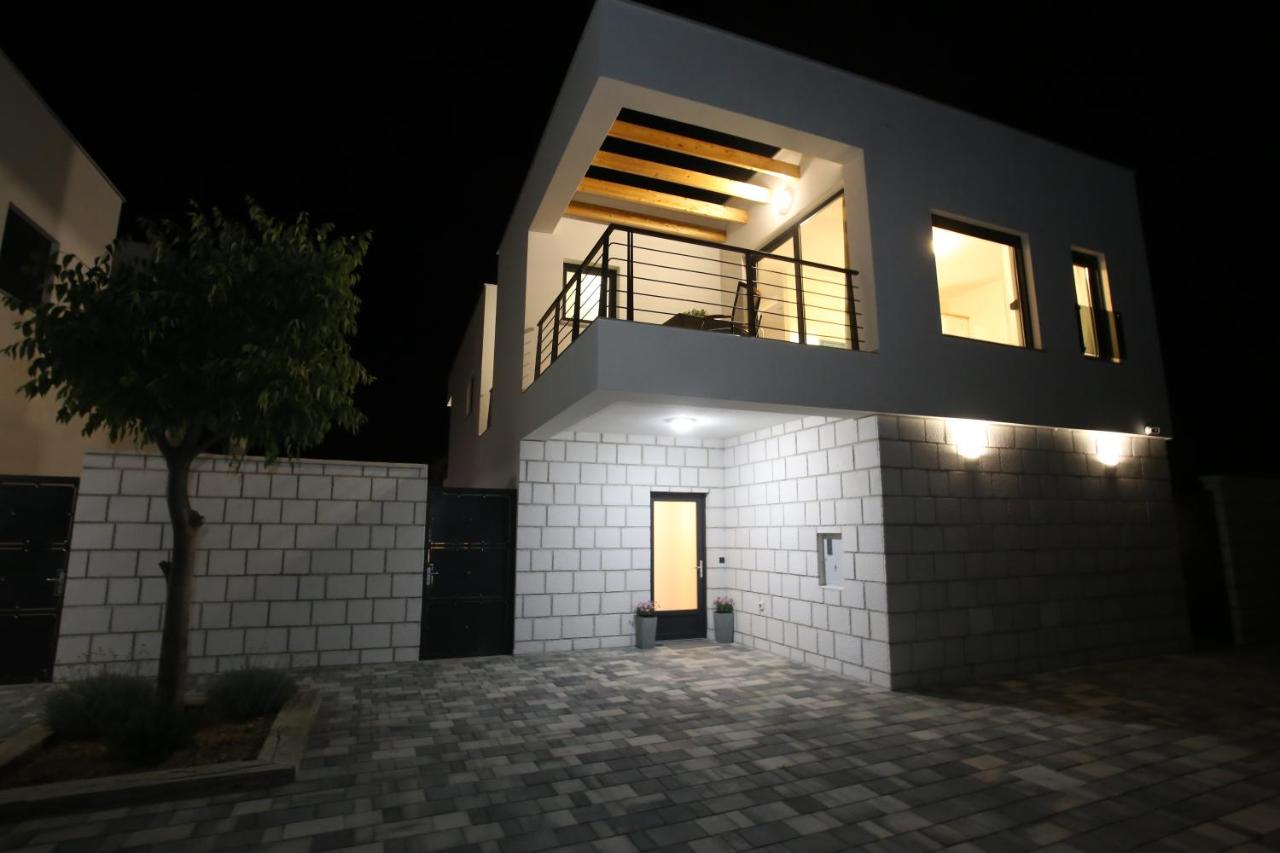 Elegant Villa Punta Sol with hot tube, walk to sea and center - Chambres d'hôtes Jezera