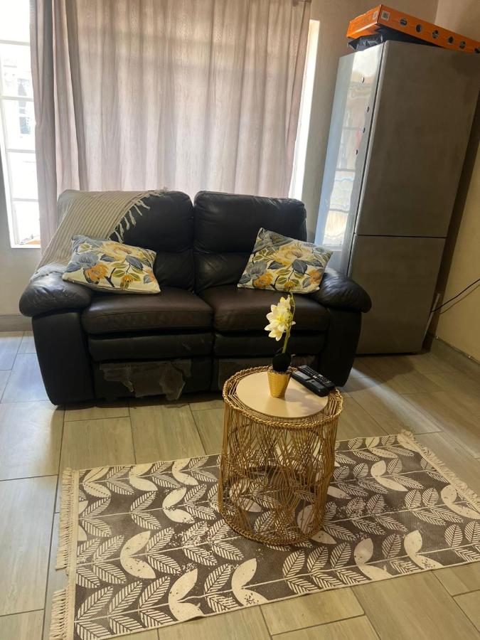 Cozy one bedroom in Kaldi Place - B&B Rustenburg