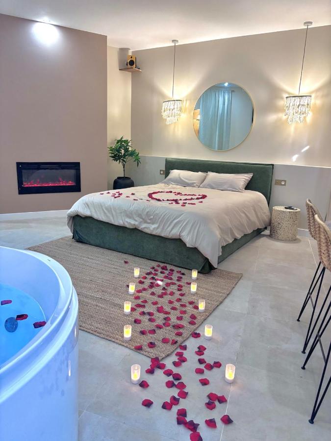 Love room, cinéma et jacuzzi - B&B Pesmes