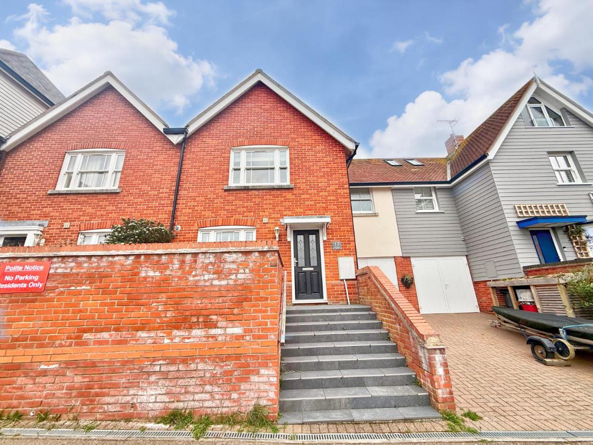Newly Renovated Brightlingsea 3BDR Coastal Retreat - B&B Brightlingsea