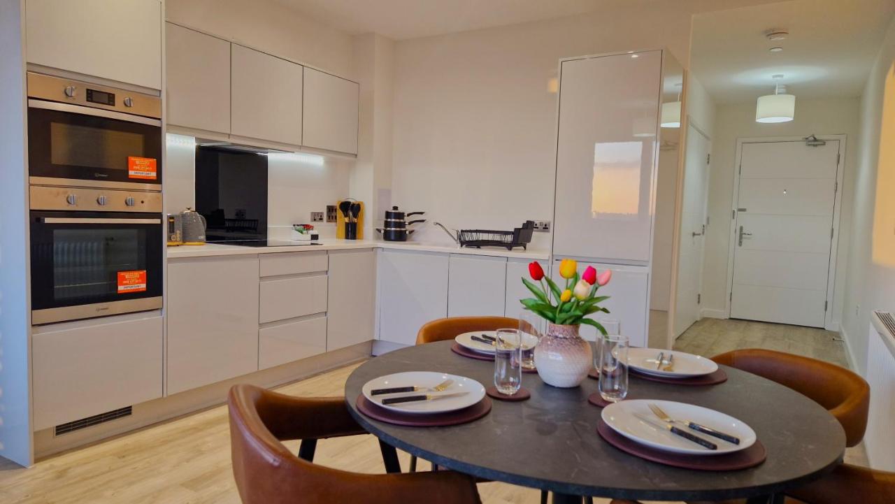 Gorgeous Riverside Flat with Free Parking & Wi-Fi - B&B Staines