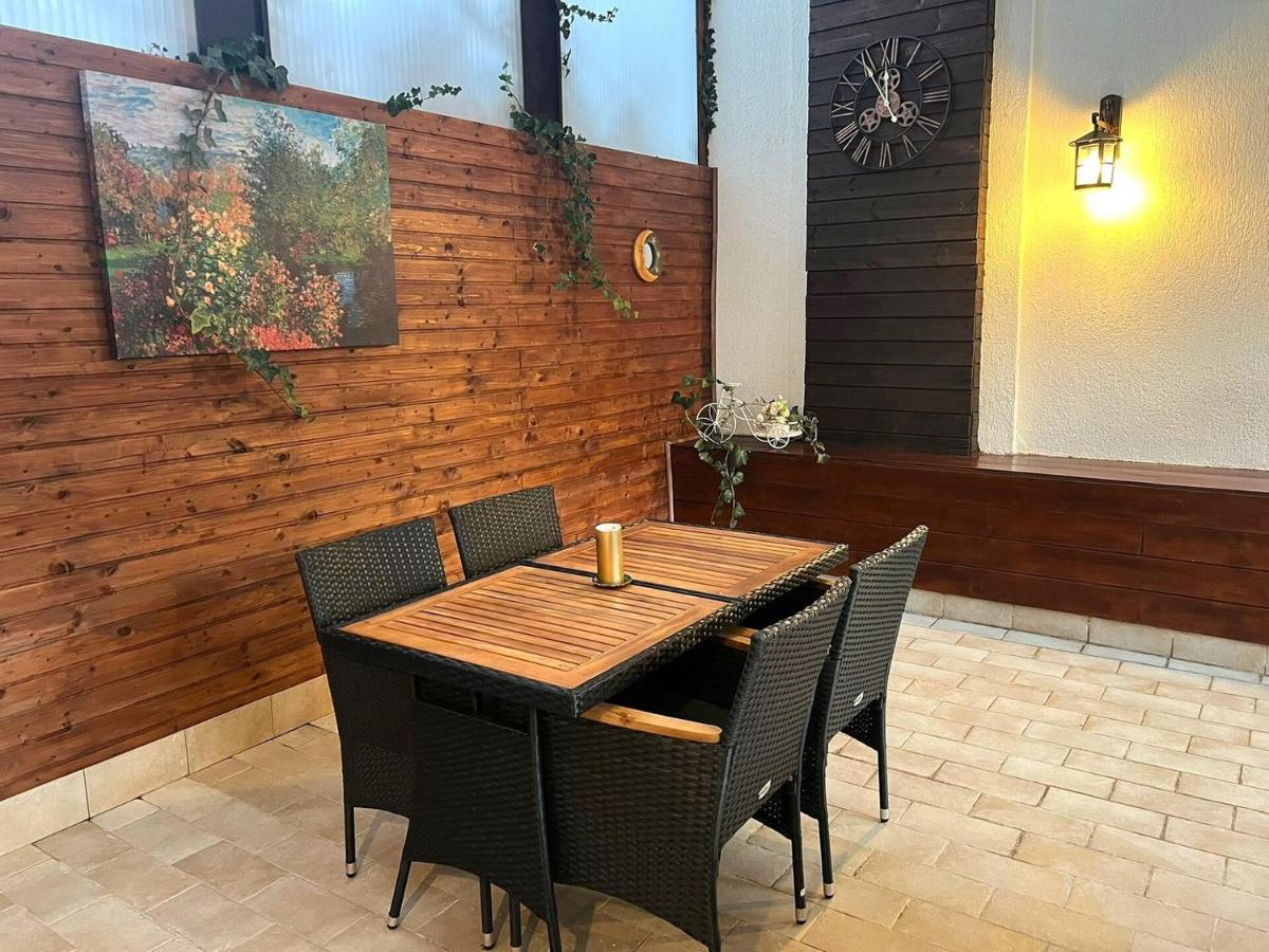 Magic Manor Sofia - Free Parking and Terrace - B&B Sinaia