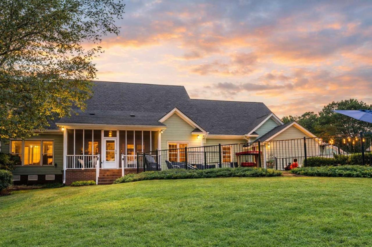 Labrador Lake with FirePit and Billiards - B&B Hope Mills