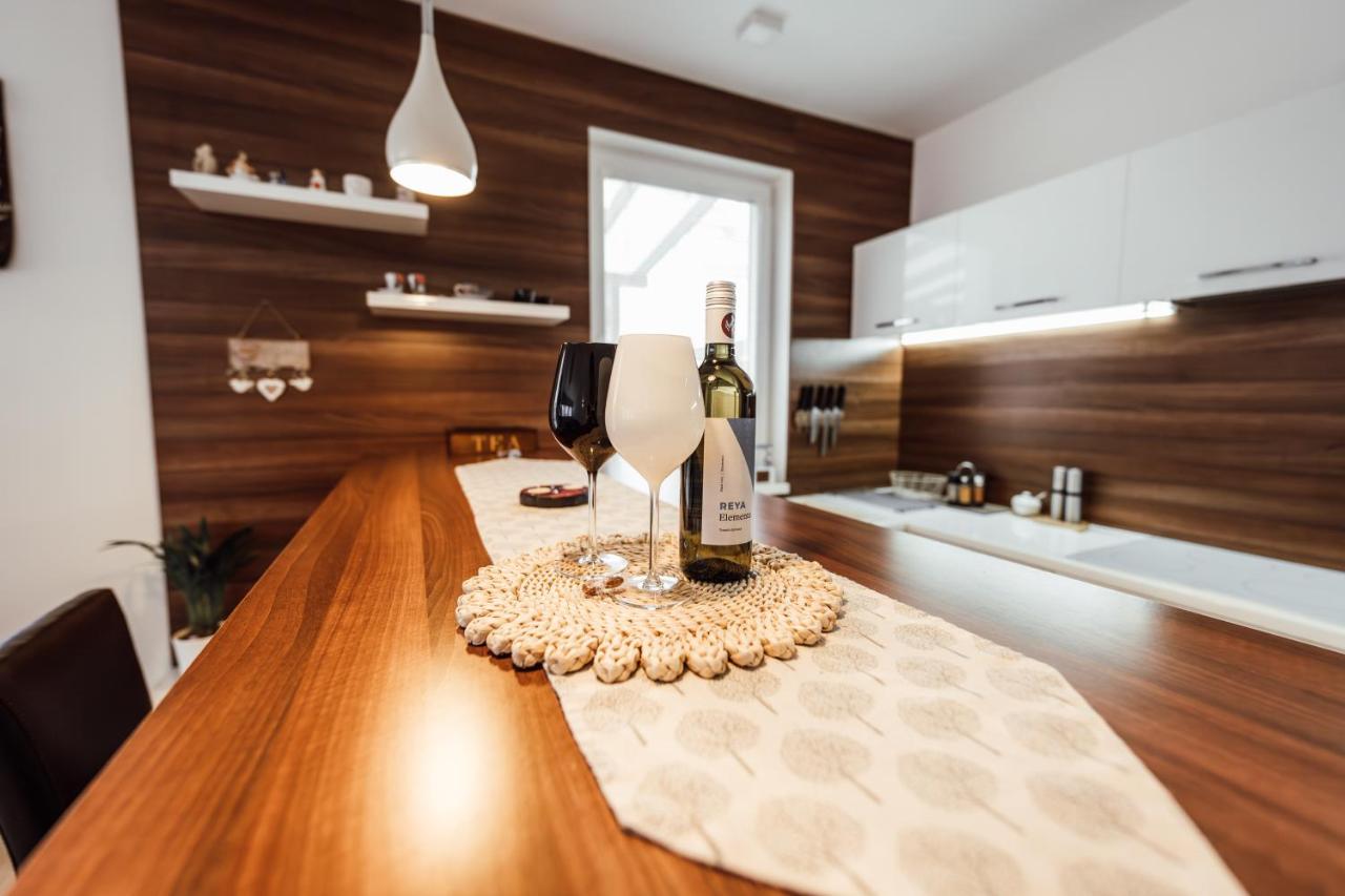 MELANIAS APARTMENT CENTER CITY BANSKA BYSTRICA, 47m terasse 2min Europa shopping center, Ministry of fun and Dukla athletic stadium - Chambres d'hôtes Banská Bystrica