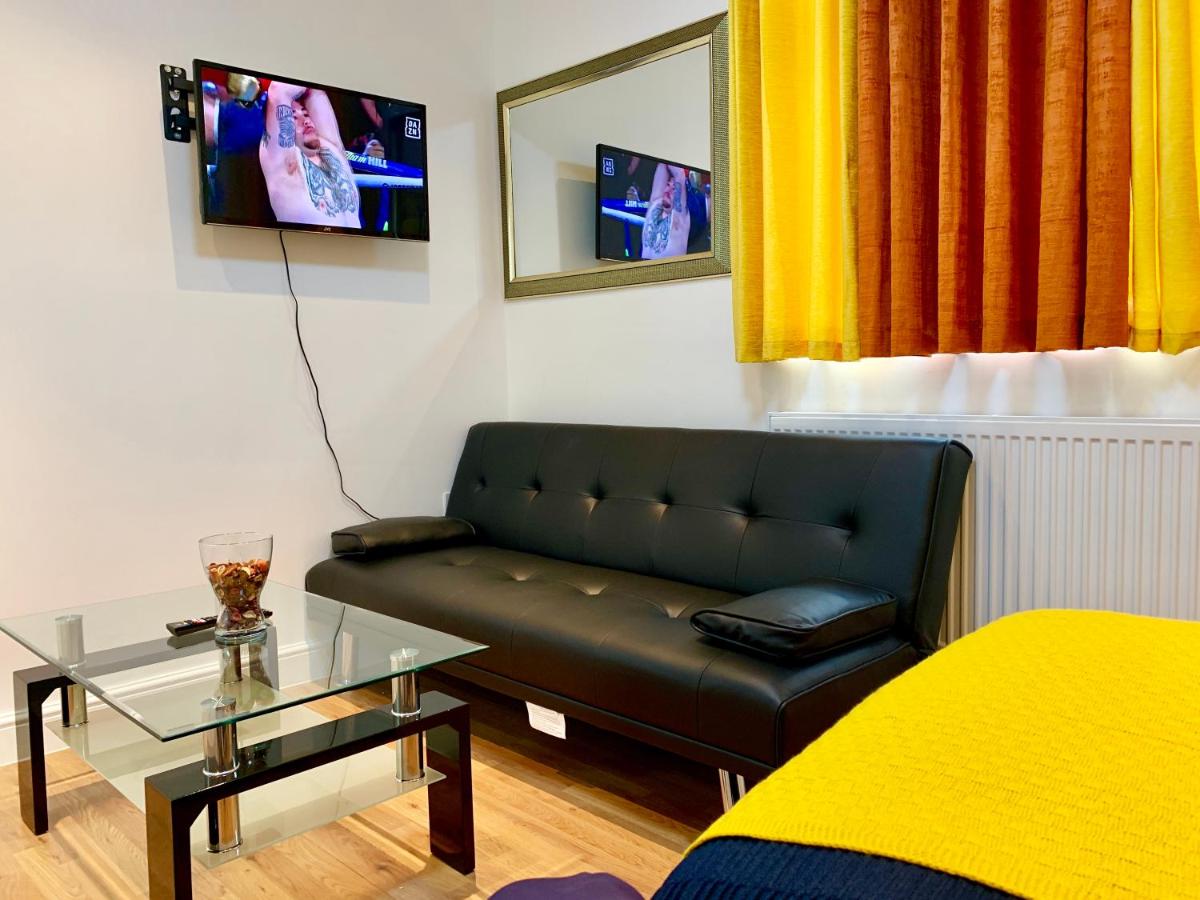 London Studio Apartments, Private Bathroom, Kitchenette, Parking, NP4 - B&B London