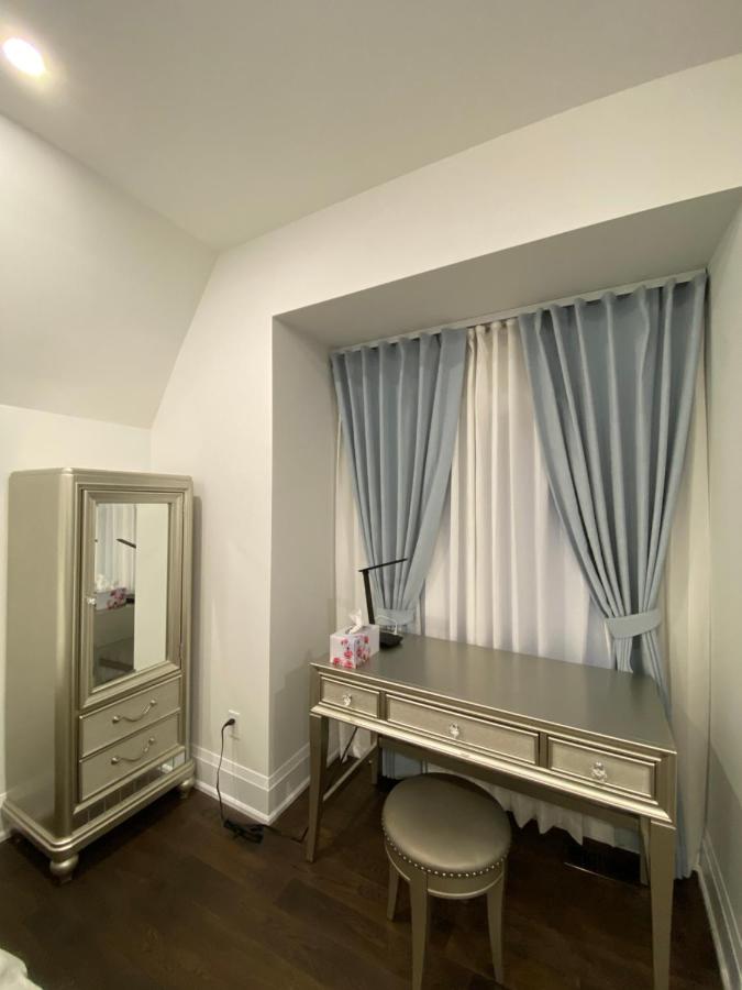 A - Willowdale Cummer Residence -Modern Room near Yonge-Finch - B&B Toronto