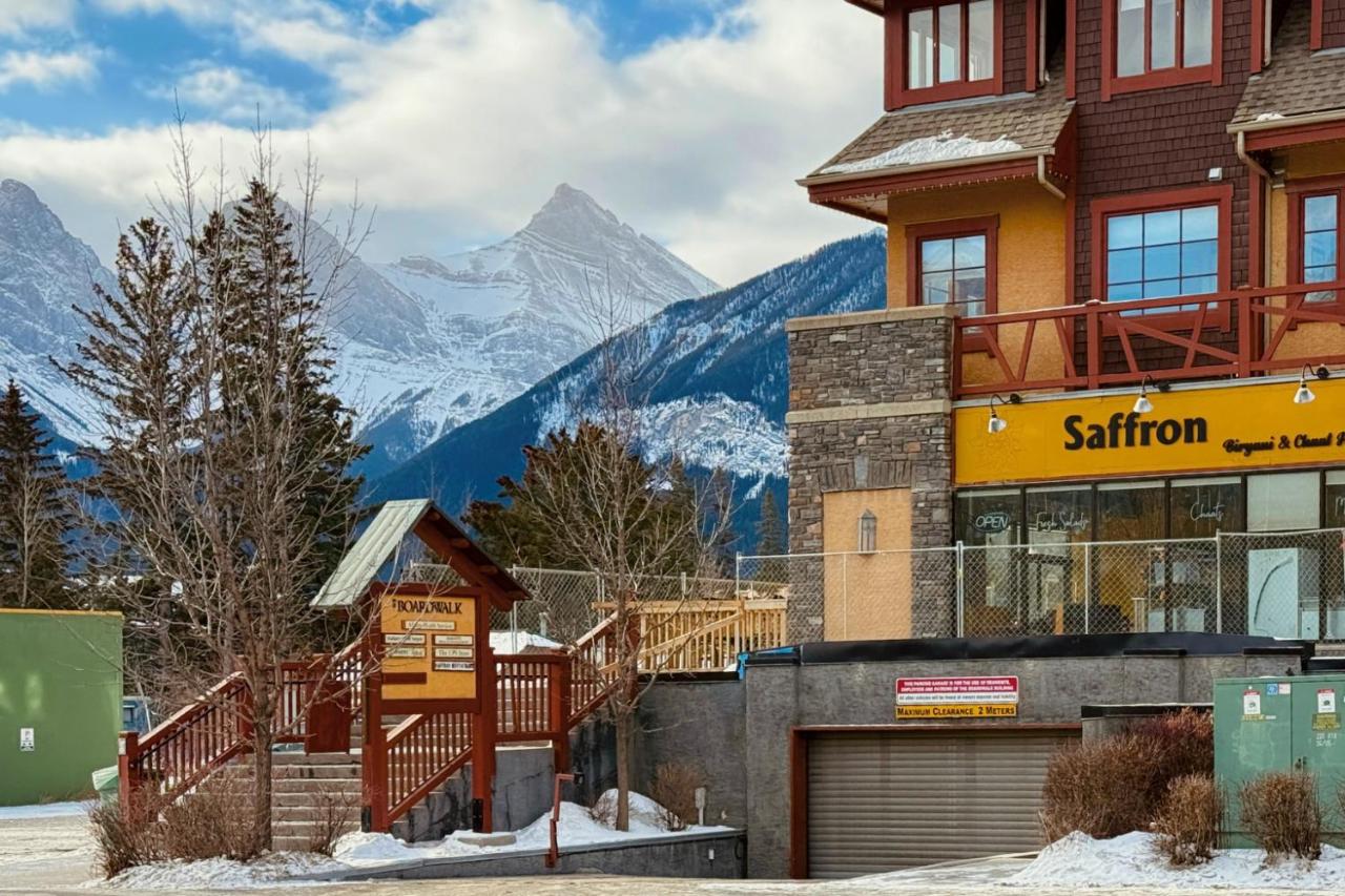 Creekside Condo Steps from Main Street Mountain Views Fireplace - B&B Canmore