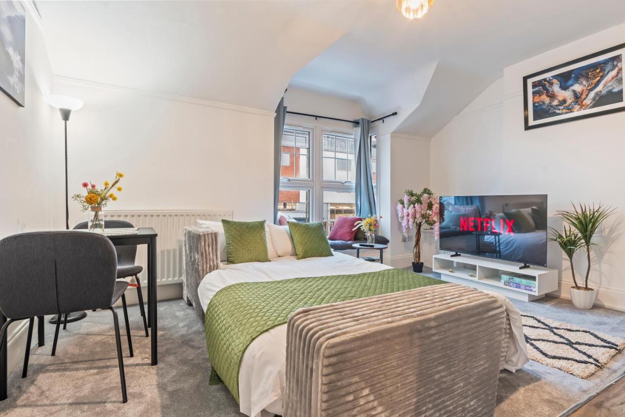 Stylish Apartment Near Hampton Court - Ensuite - Guest WC - Fast WiFi - B&B East Molesey