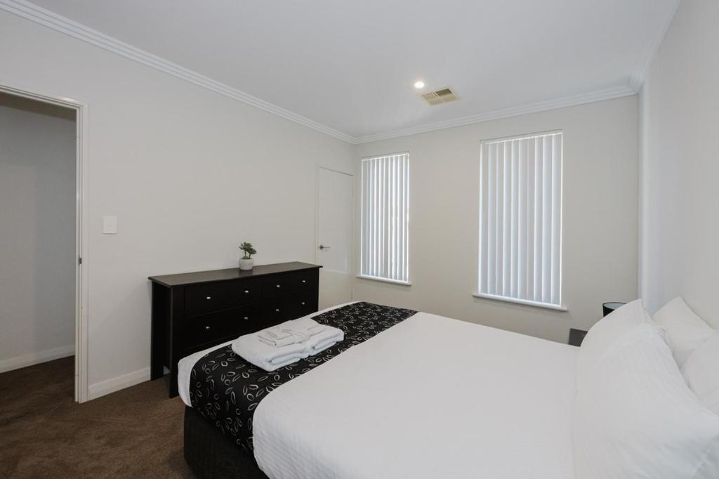 Sea Breeze Villas by Rockingham Apartments - Chambres d’hôtes Rockingham