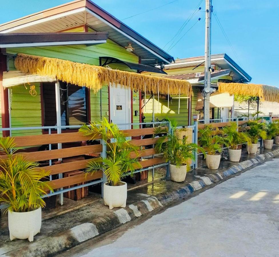 Olango Island-Tiny Guest House Fully Furnished with Hot Shower, Washer, Wi-Fi, Netflix & King Bed S&E-3 - Chambres d'hôtes Lapu-Lapu City