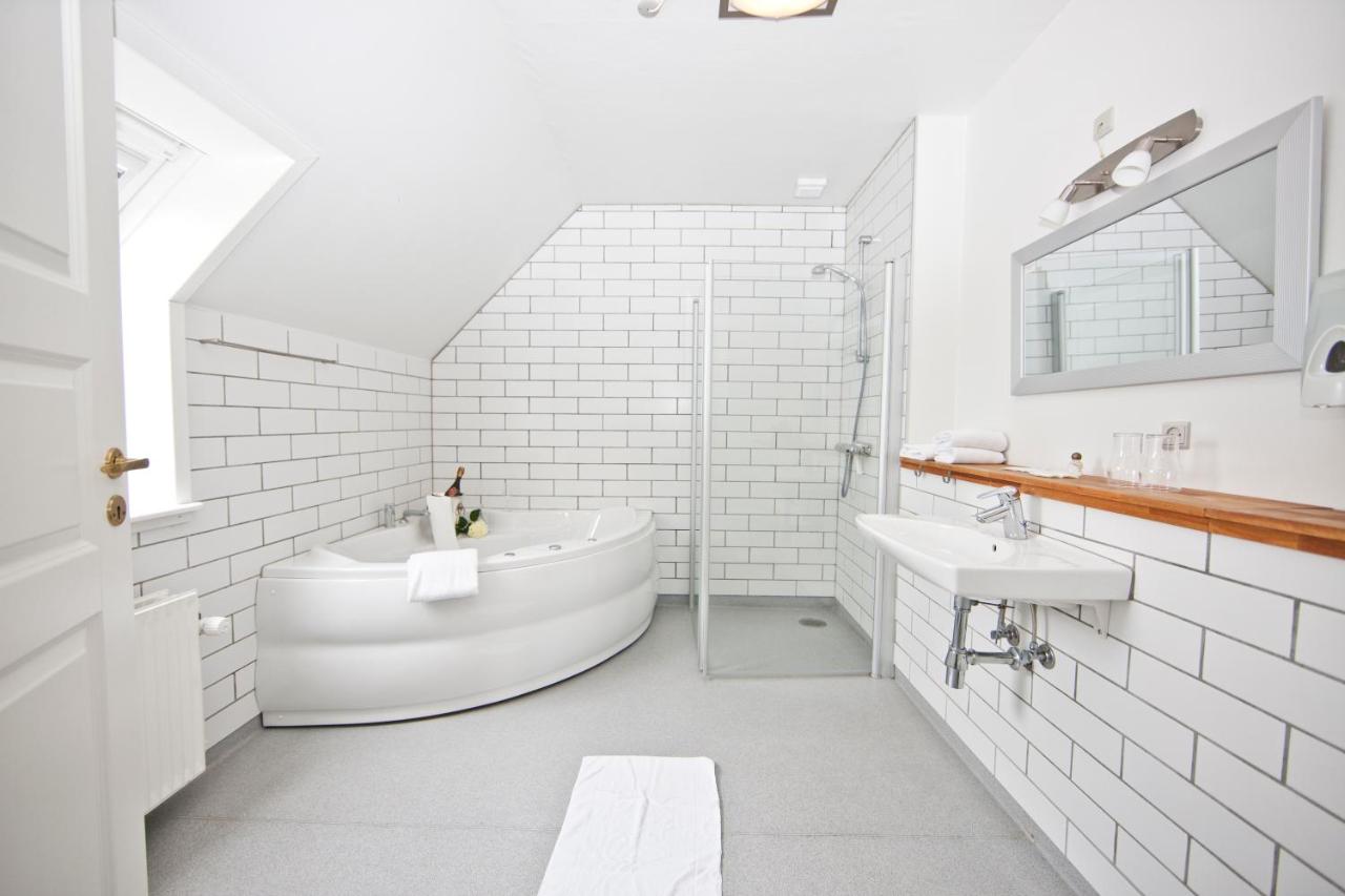 King Room with Spa Bath