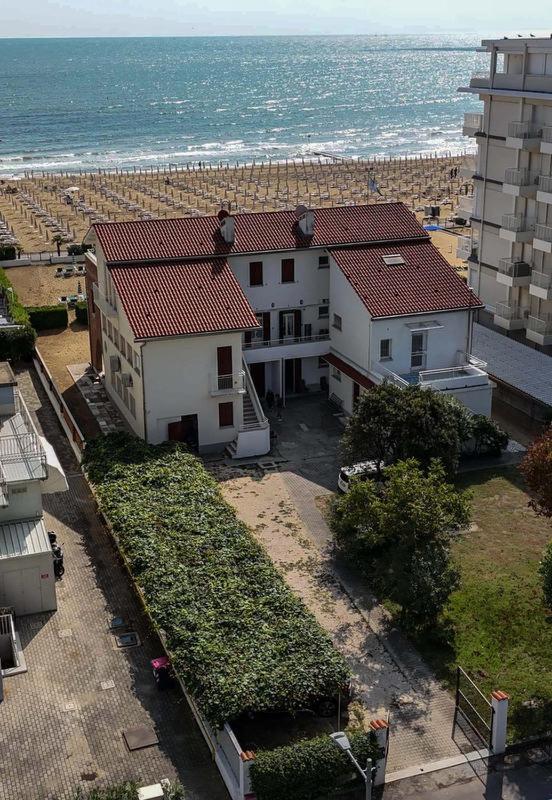 App4rent Villa Zanetti Family apartments, sea view, private beach, parking, wifi - Chambres d'hôtes Lido di Jesolo