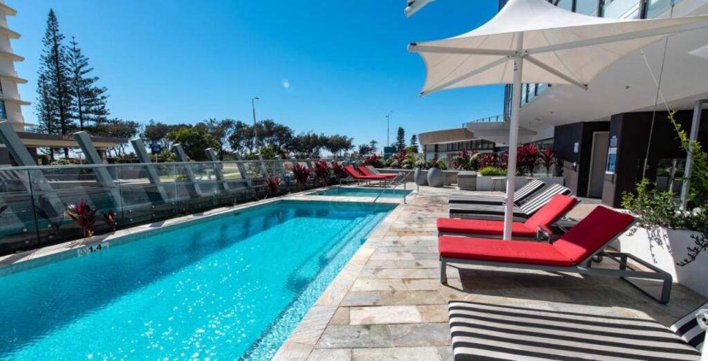 Beachfront 1BR Haven! Ocean Views, Iconic Location - B&B Gold Coast