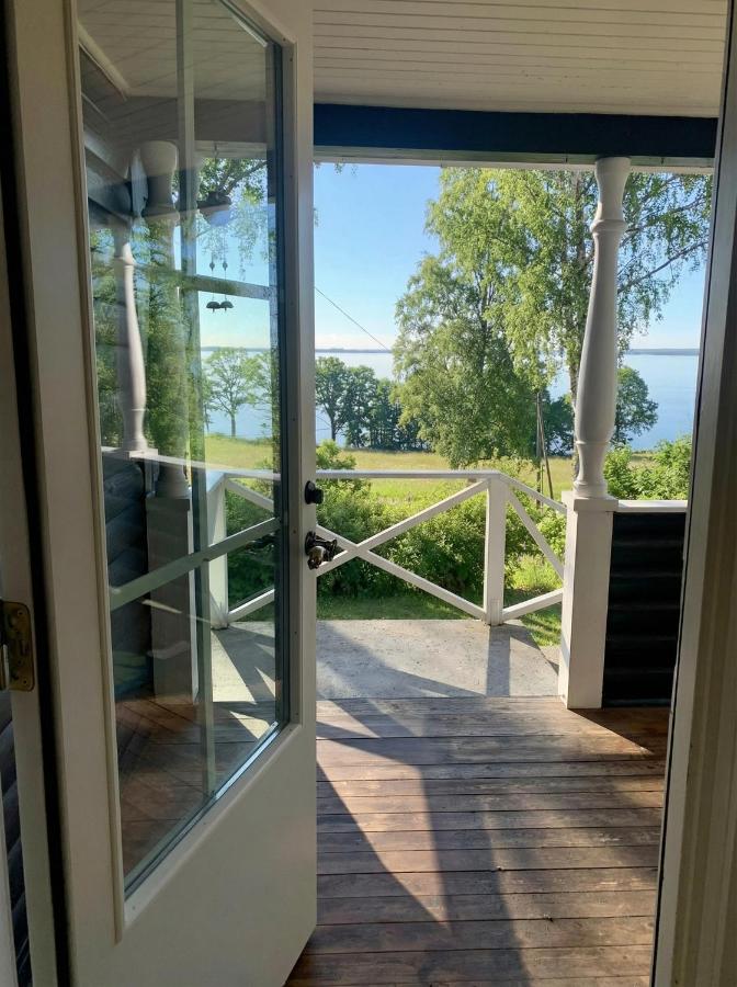 Lantligt hus med sjöutsikt och badplats - Ferienwohnung Vreta Kloster