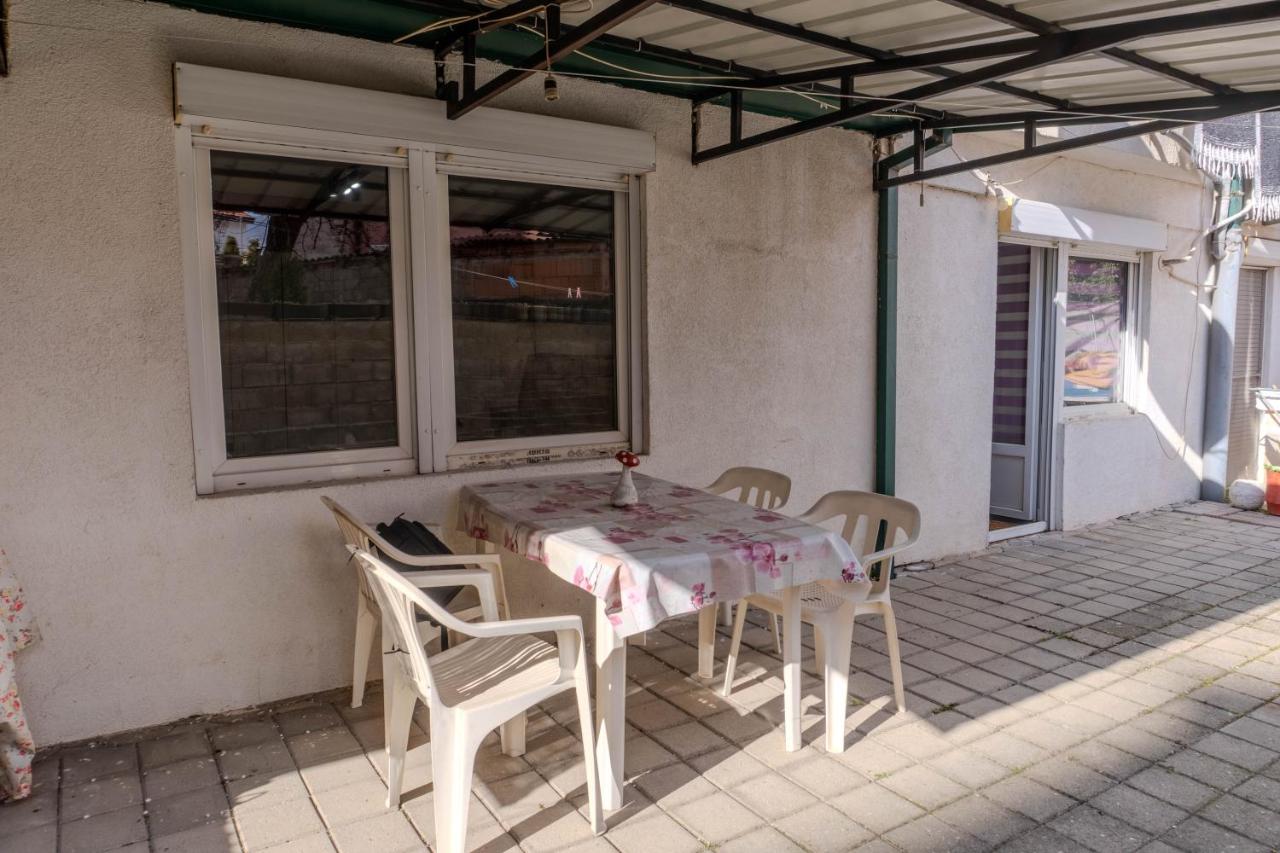 Backyard Groundfloor Apartment near the center of Ohrid - B&B Ocrida