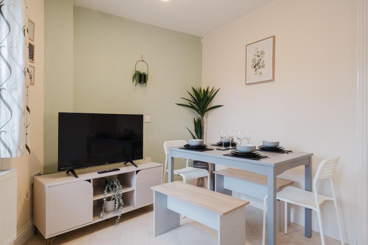 Modern and comfortable 4 bedroom house - B&B Bedford