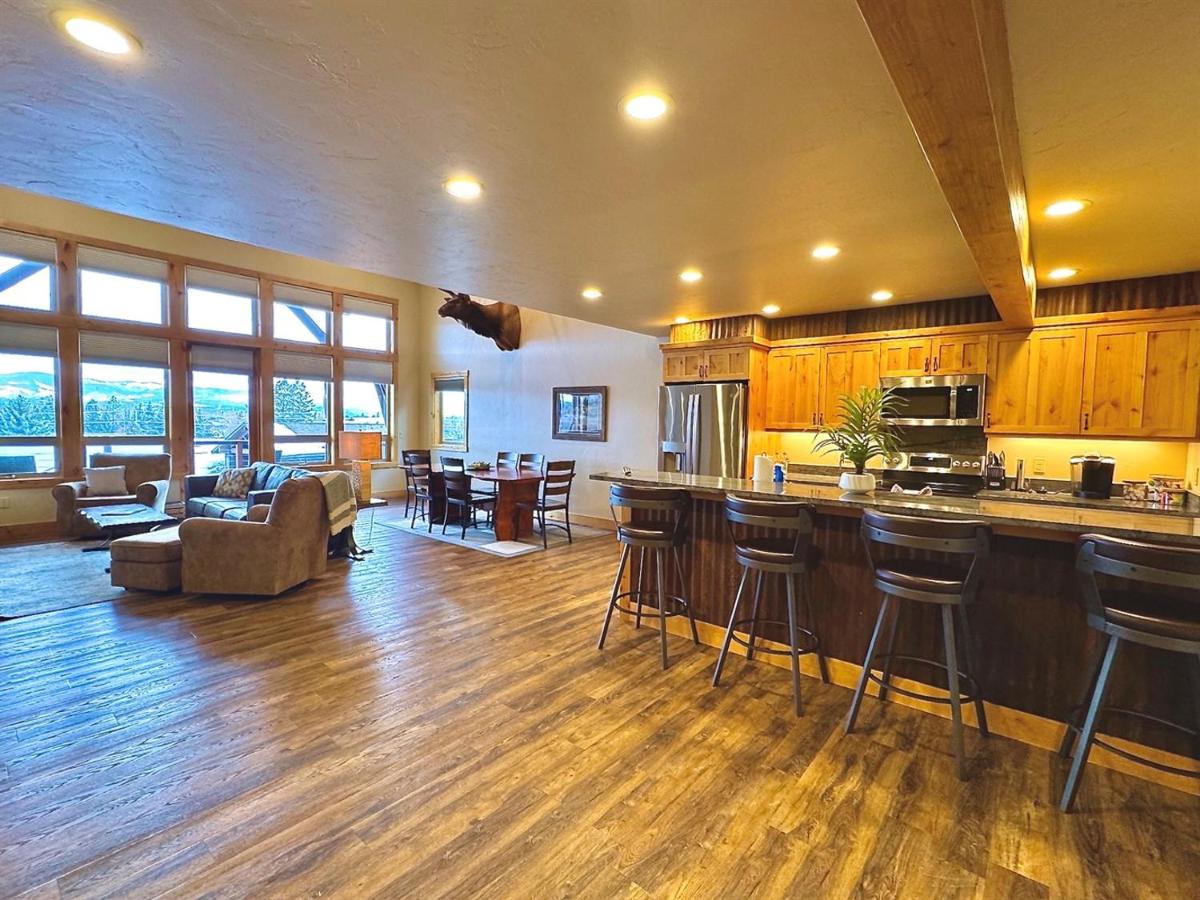 Eagle Bend Townhome w King Suites & Amazing Views - B&B Bigfork