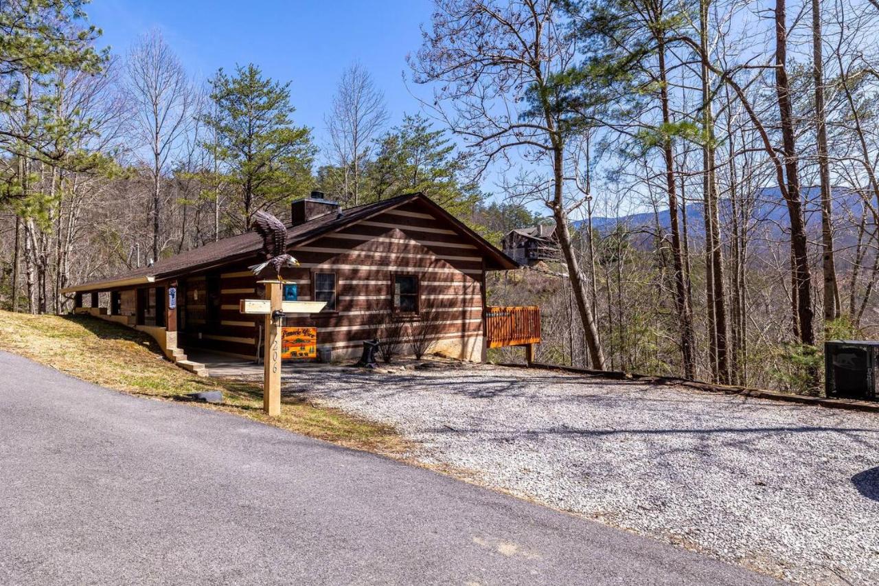 Game Room Cabin Hot Tub & Mountain Views - Chambres d'hôtes Gatlinburg