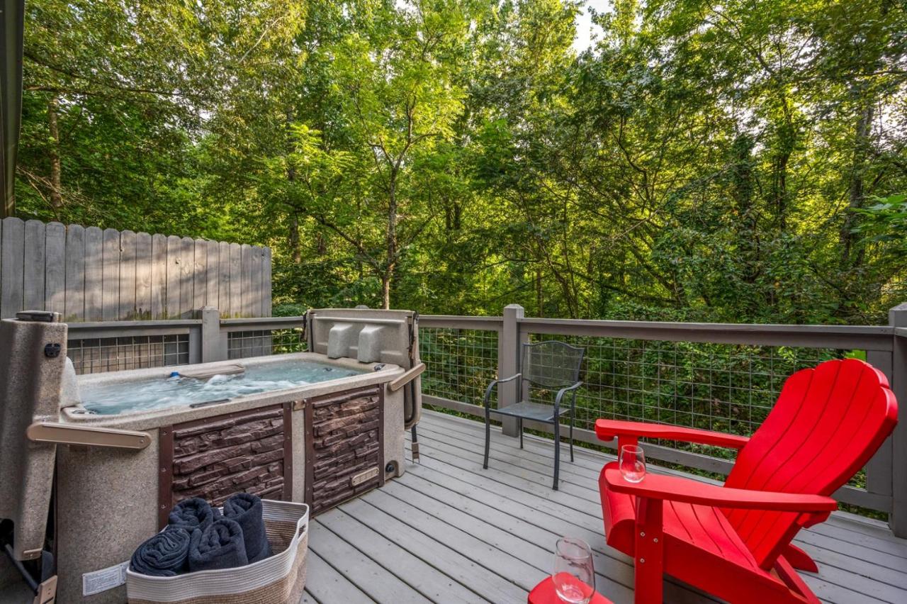 Dog Friendly Mountain Cabin, Hot Tub & Pool Table - Ferienwohnung Sevierville