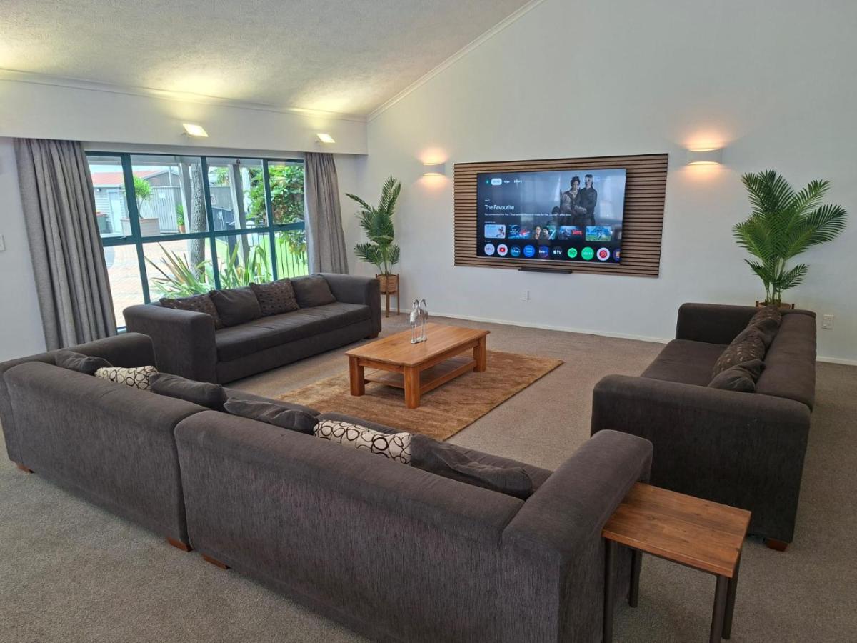 RotoVegas House - Huge house, hot tub & room for 20 guests! - Chambres d'hôtes Rotorua
