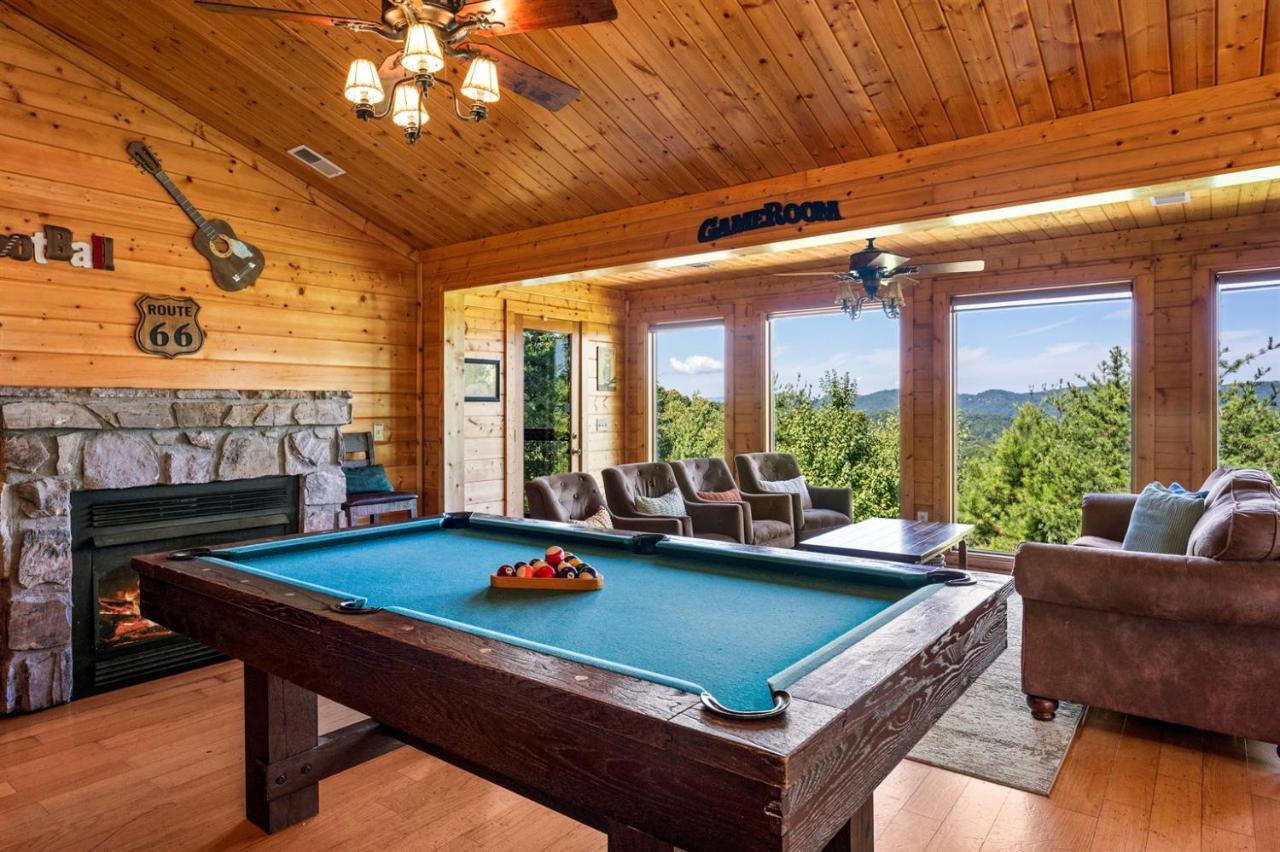 Panoramic Mtn View! 6BR Cabin, Fire Pit, Sleeps 17 - Ferienwohnung Sevierville