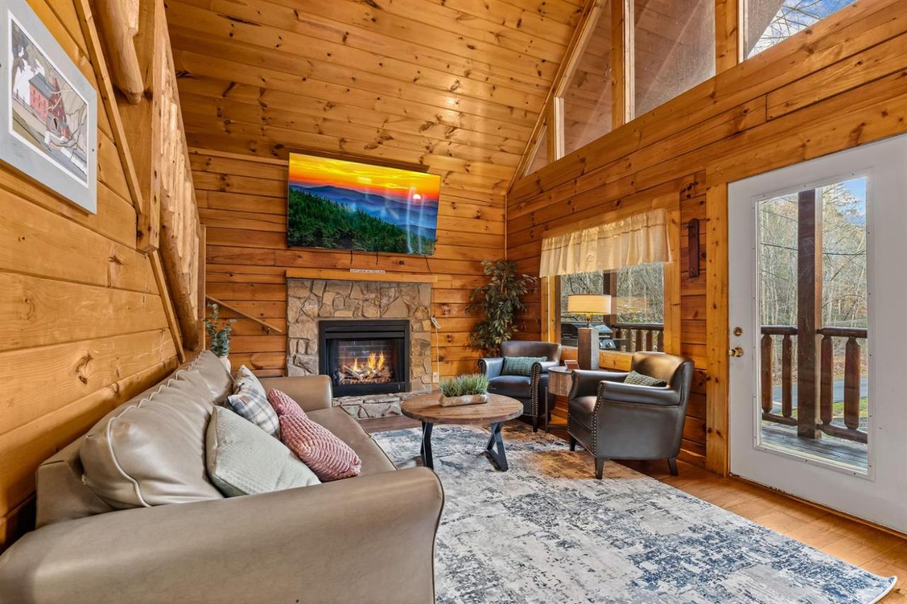 1 mile to Parkway, 5BR Cabin, Hot Tub, SL16! BBQ - B&B Pigeon Forge