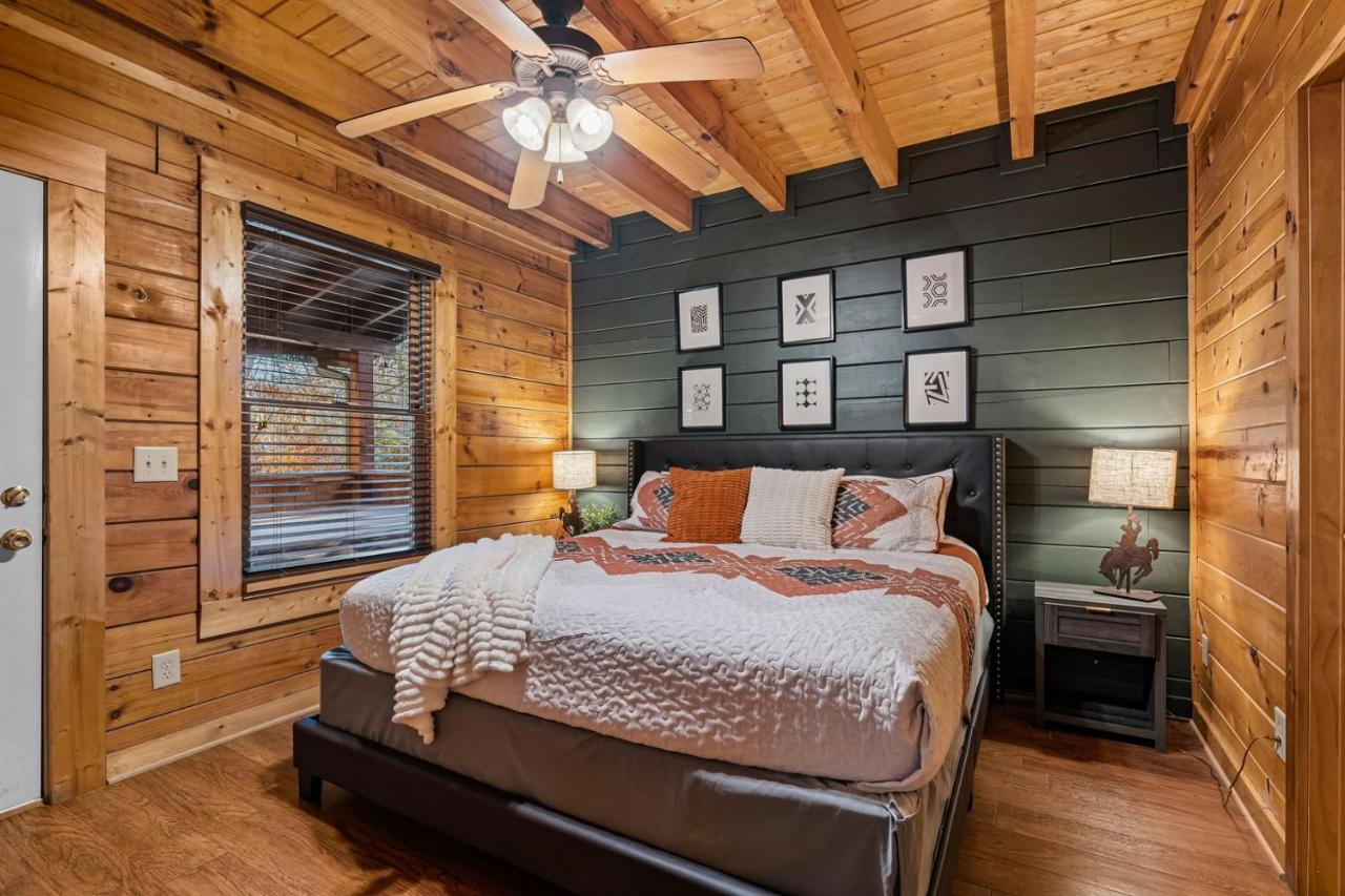5BR Cabin,1 mile - Parkway Hot Tub, BBQ, SL16 - Ferienwohnung Pigeon Forge