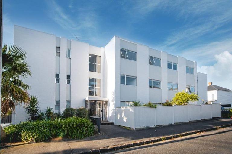 Cosy St Marys Bay Retreat with Parking - B&B Auckland