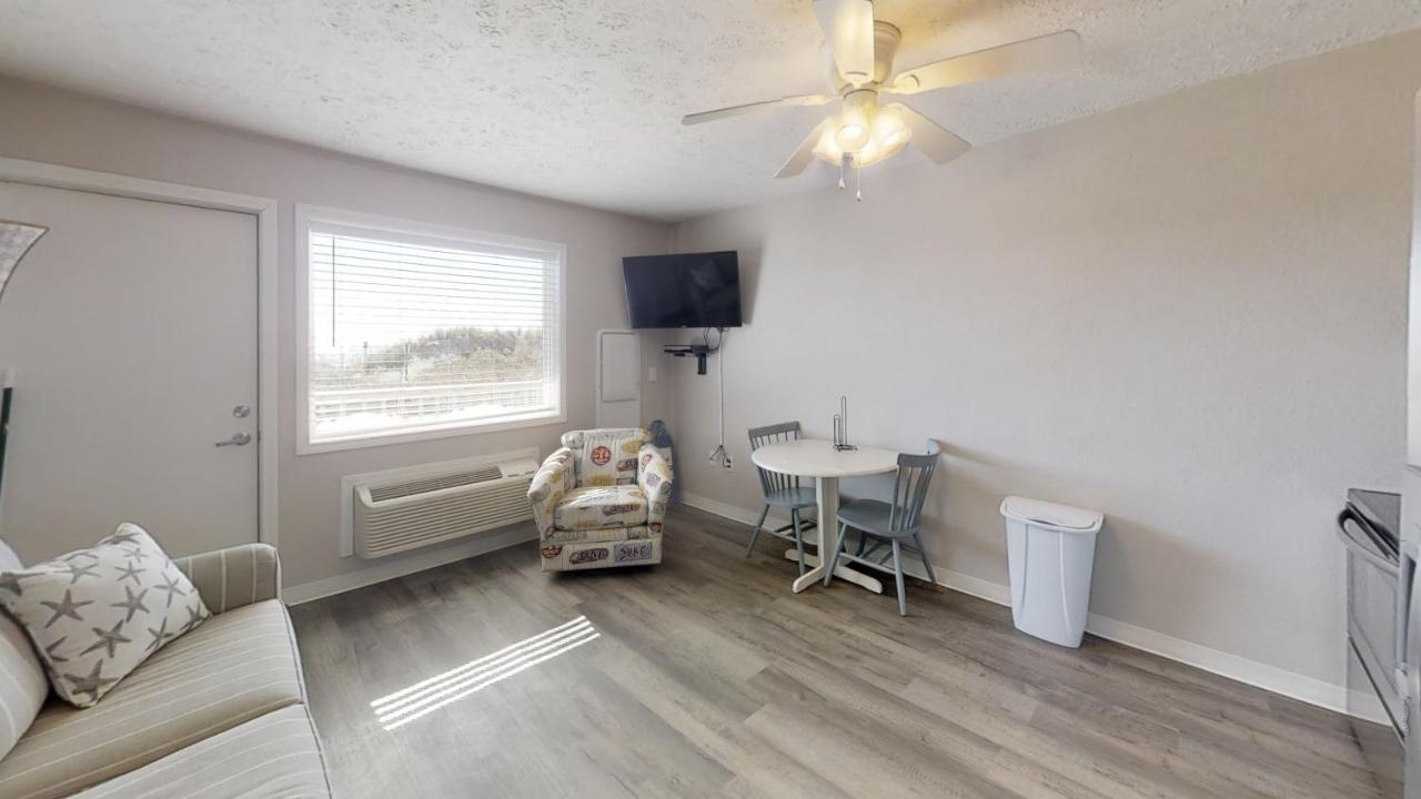 Oceanfront 1BR King • Ground-Floor Patio • Dog Friendly • Blue Mist 101 - Bed and Breakfast Myrtle Beach