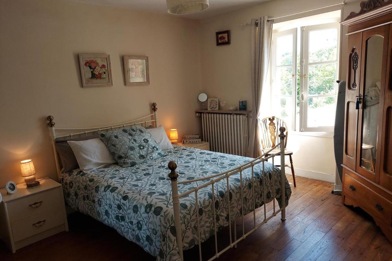 2Bed House Sleeps 4 - Parking Views 3min to Town - B&B Confolens