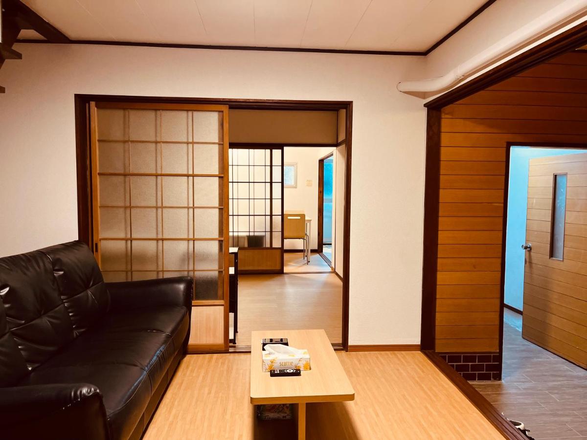 Private House -2 Bath 2 Toilet-4 min by train to Namba - B&B Osaka