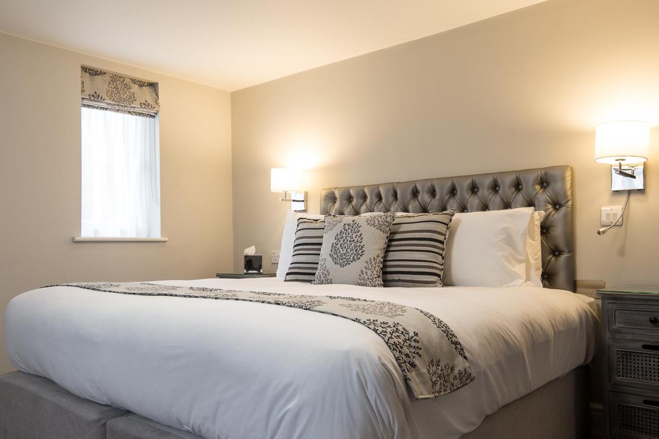 B&B Crawley - The Maple Manor Hotel and guest holiday parking - Bed and Breakfast Crawley