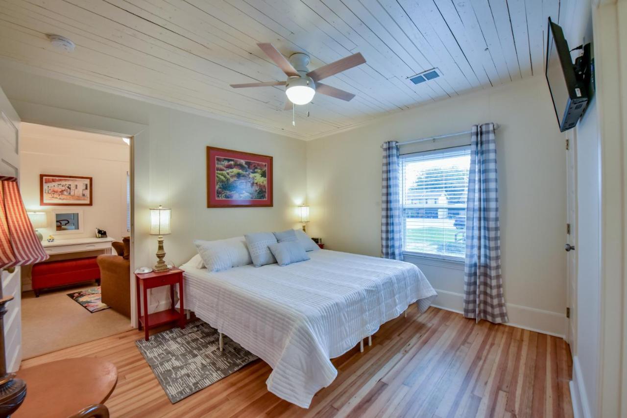 1 Mile to UA Campus: Walkable Midtown Getaway - B&B Tuscaloosa