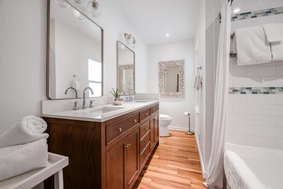 Backyard Oasis w/Pool, Hot-Tub, Grill & Fire Pit! - B&B Fredericksburg