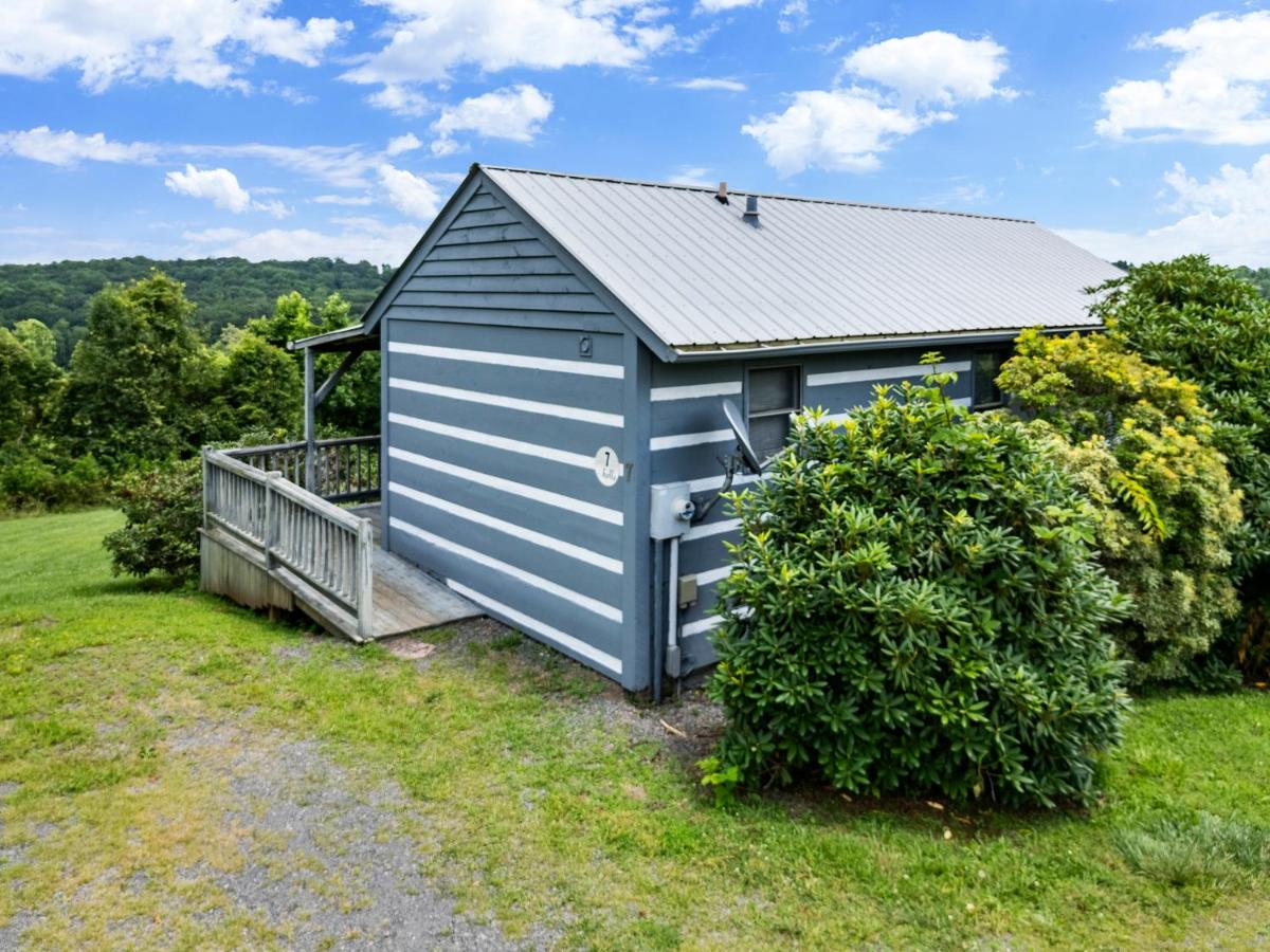 Pet Friendly 2 Bedroom Cabin Hideaway For 4! Cabin 7 - Bed and Breakfast Fancy Gap