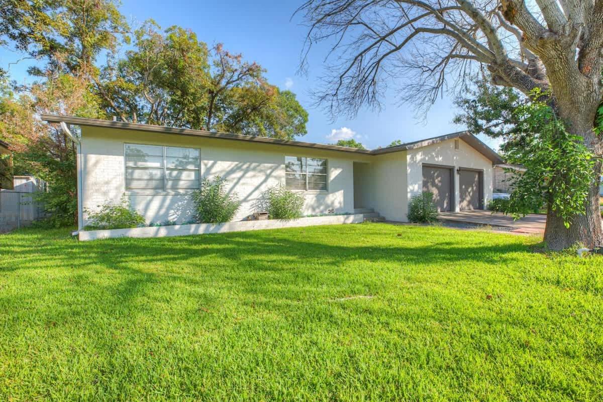 Stylish Home - Lrg Yard with games Grill & Hot Tub - B&B Fredericksburg