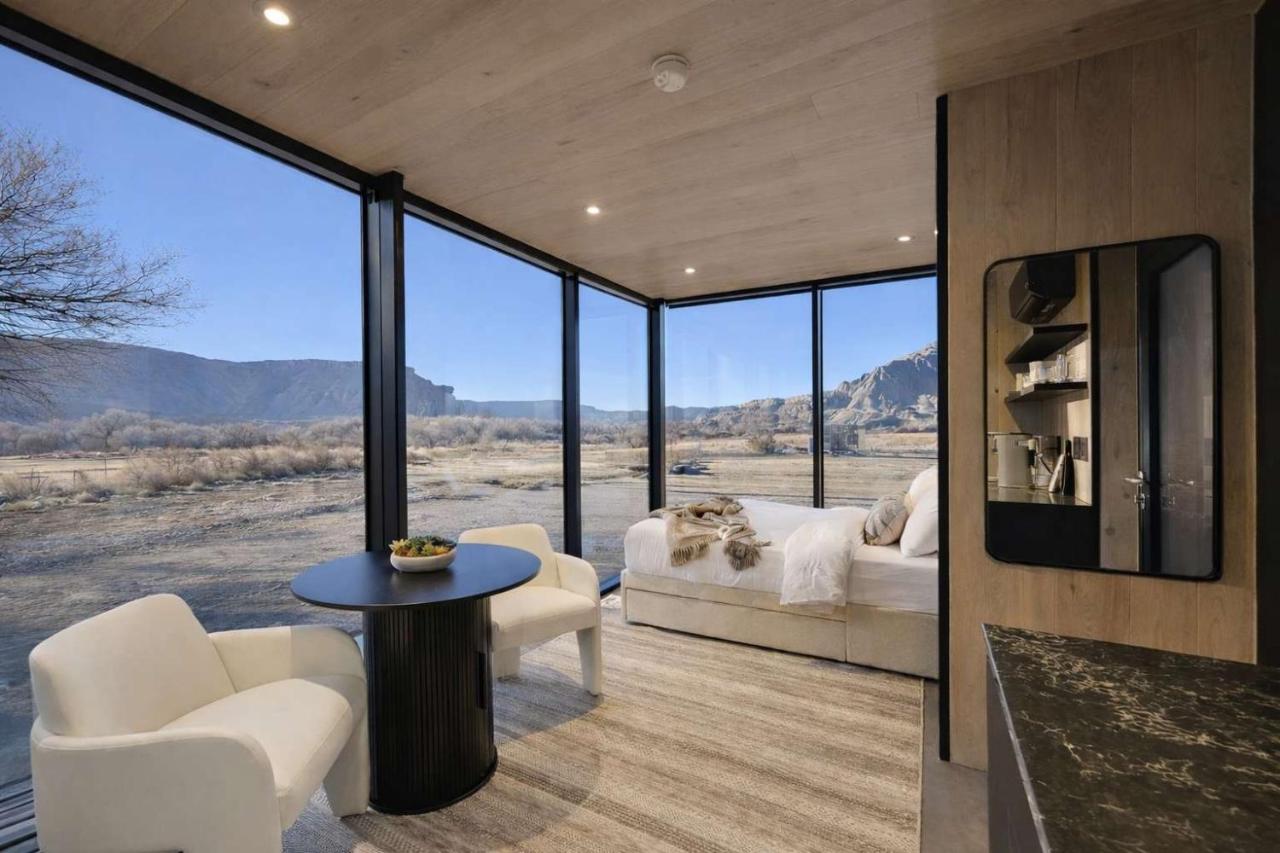 Reflections - Luxe Mirror Home Near Capitol Reef - Bed and Breakfast Torrey