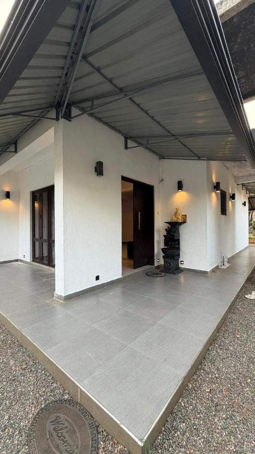 Water's Edge Private Tourist Villa - B&B Anuradhapura
